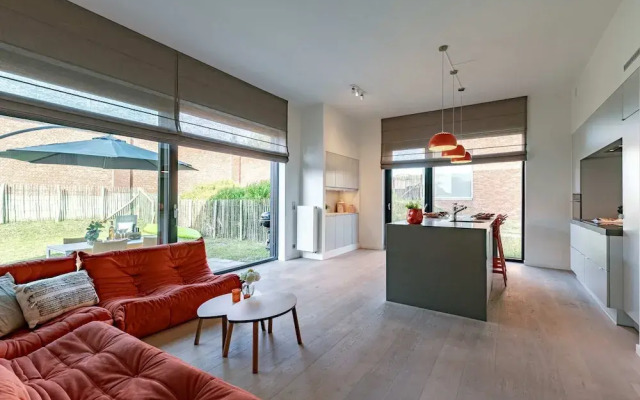 Cozy Beach Apartment With Garden