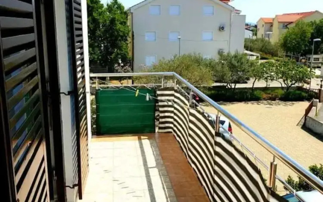 Lovely 1-bed Apartment With sea View in Srima