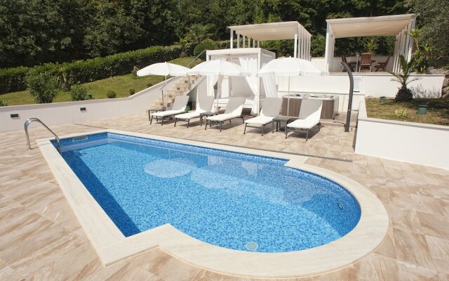 Apartment Garden with Swimming Pool