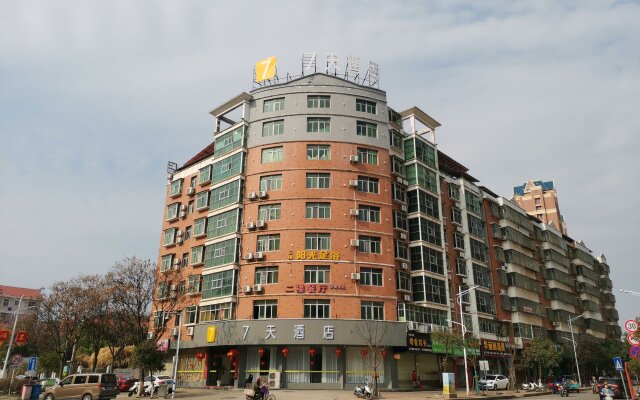 7 Days Hotel (Ruijin Longzhu Road Branch)