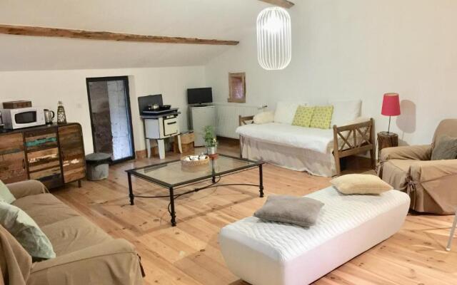 Magnificent Renovated Farmhouse - 10 Min A7 -