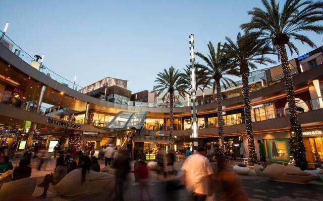 Santa Monica 2 Bed/ 2 Bath