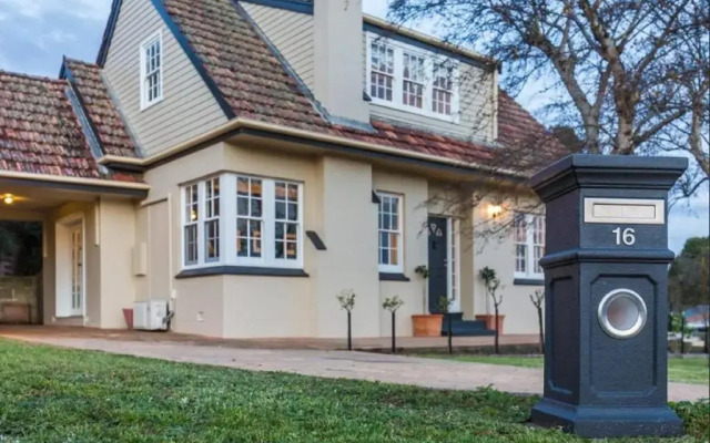 Byrne House - Modern-rustic Fireplace Wi-fi