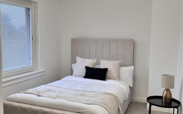Modern 2 Bedroom Home in Edinburgh, Free Parking
