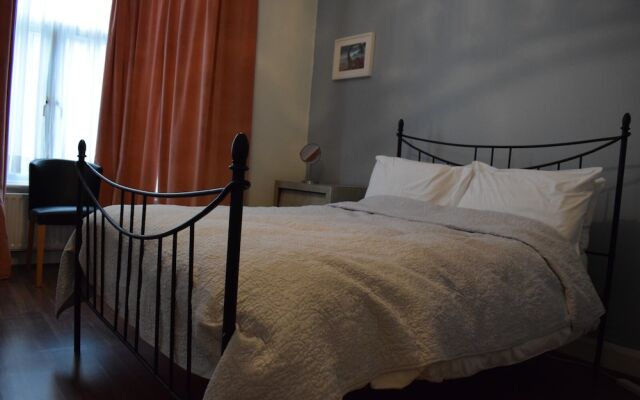 1 Bedroom Garden Flat in Zone 2