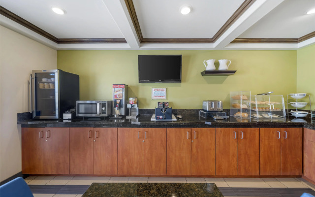 Best Western Antelope Inn & Suites