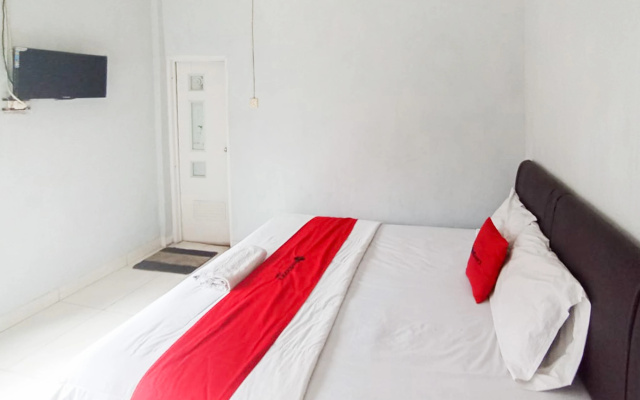 RedDoorz @ Penginapan Hello Pacitan
