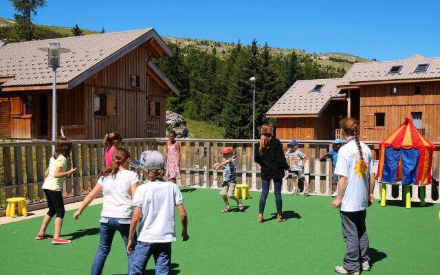 Wooden apartment in family friendly and sunny Superdevoluy