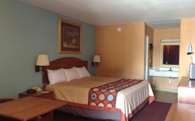 Econo Lodge Inn & Suites