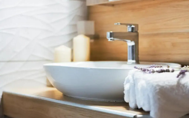 Design Suites Efharis (Merlot)