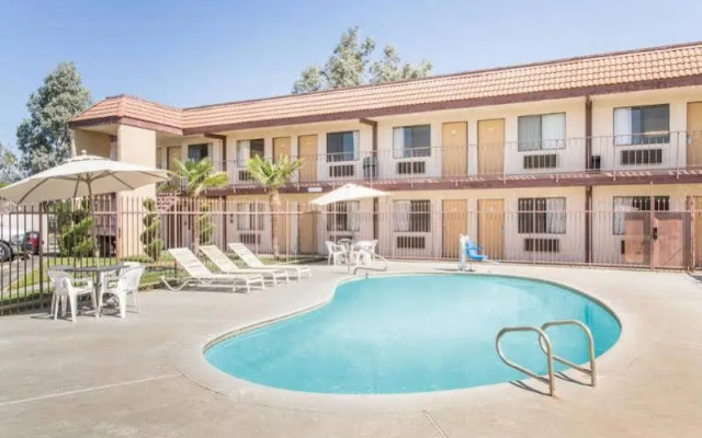 Super 8 Motel - Madera