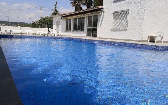 Villa con gran piscina en zona residencial