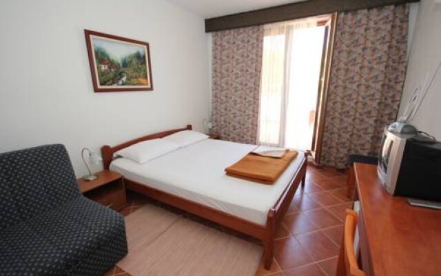 Hotel Vir