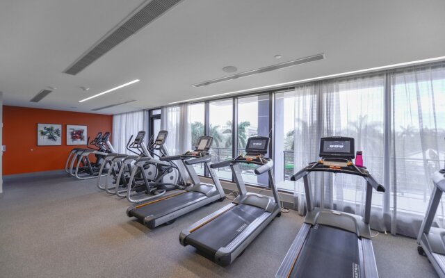 Cozy apt from Downtown Doral Park