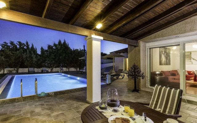 Villa on Island With Private Pool, Garde, Terrace, Parking