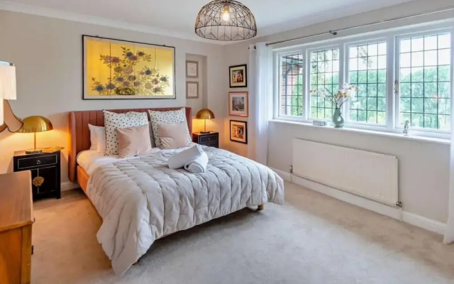 Luxury Riverside Mansion in Marlow