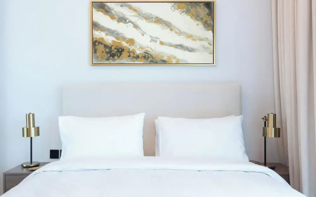 Luxurious 2-BR Oasis Steps Burj Khalifa