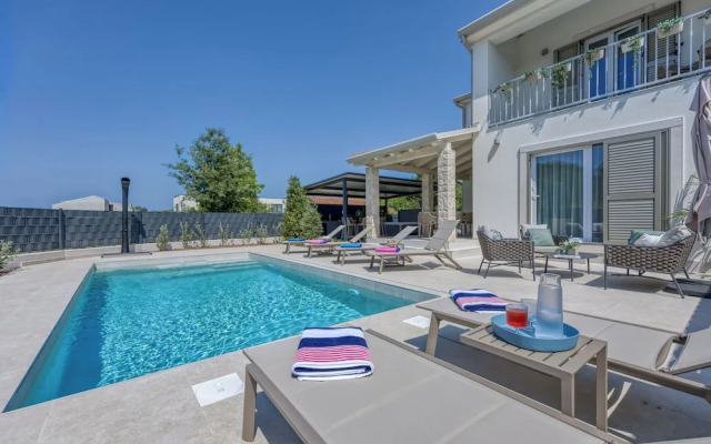 Villa Aria With Pool and Whirlpool