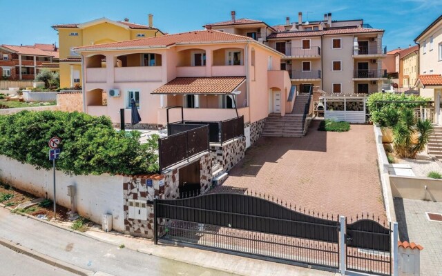 Nice Home in Liznjan With Wifi and 7 Bedrooms