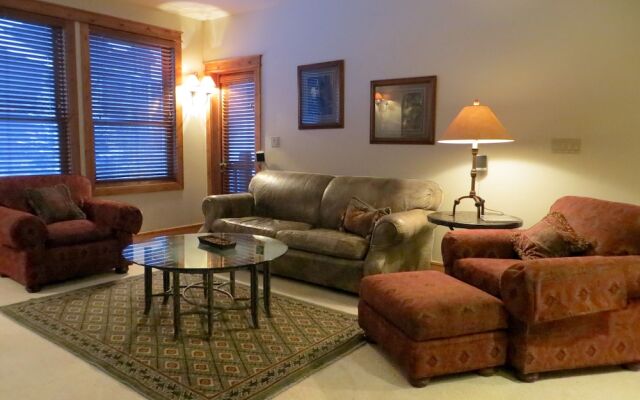 Black Bear Lodge by CB Lodging