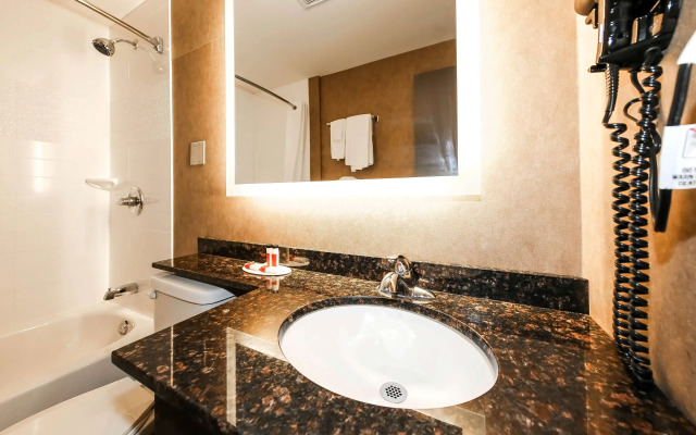 Howard Johnson by Wyndham Winnipeg West