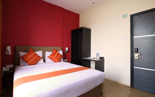 Blitz Hotel Batam Near Sultan Mahmud Ri'ayat Shah Mosque