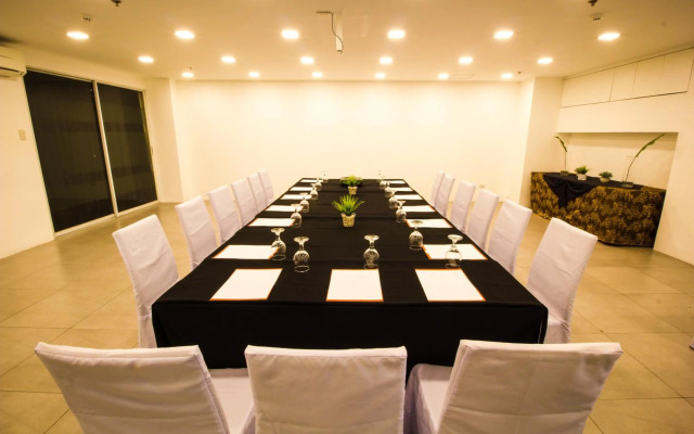 Jade Hotel & Suites