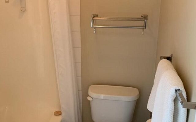 Red Deer Inn & Suites