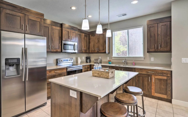 Luxury Downtown Moab Townhome w/ Pool Access!