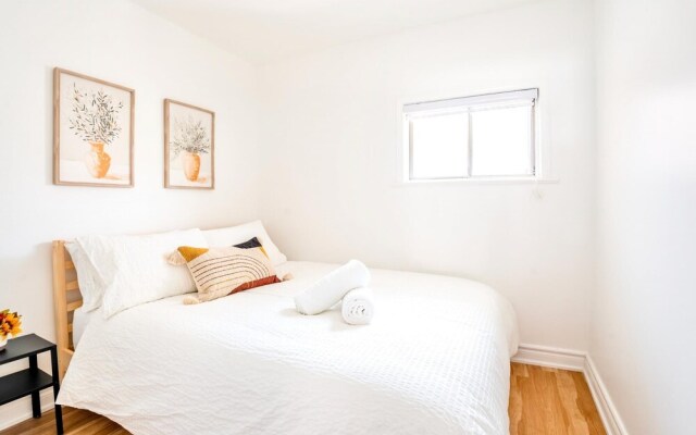 3BR Townhouse - St Clair West Village w Parking