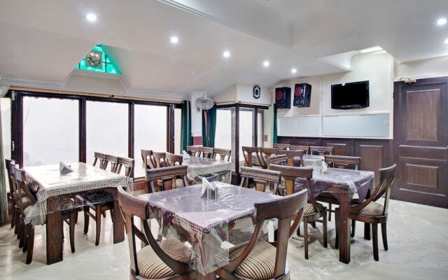 Oyo 26837 Hotel White House