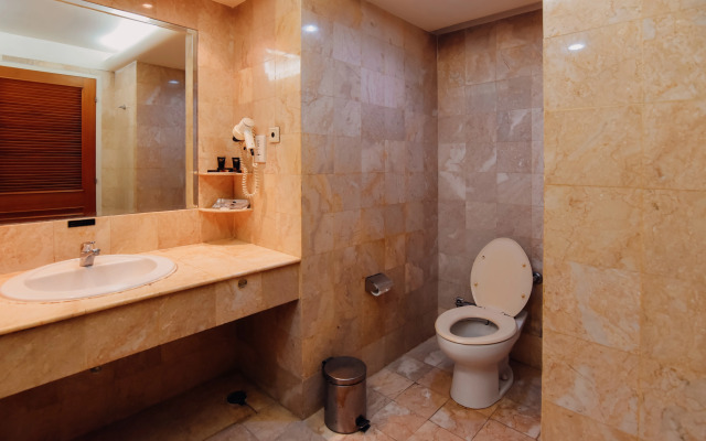 Surabaya Suites Hotel Powered by Archipelago