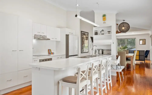 Bright 3-bed Home in Leafy Annerley