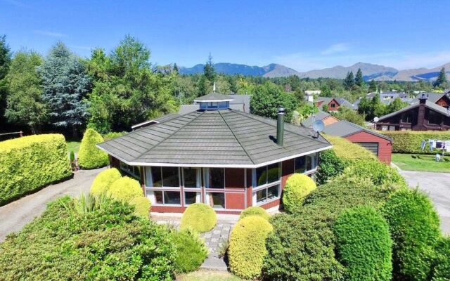 25 Chalet Crescent