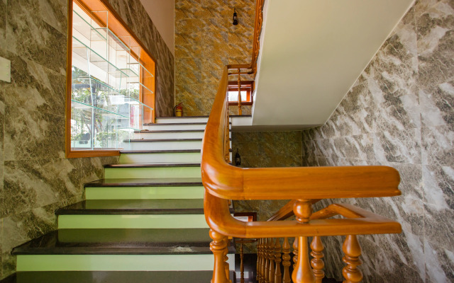 Lucky Hotel by OYO Rooms