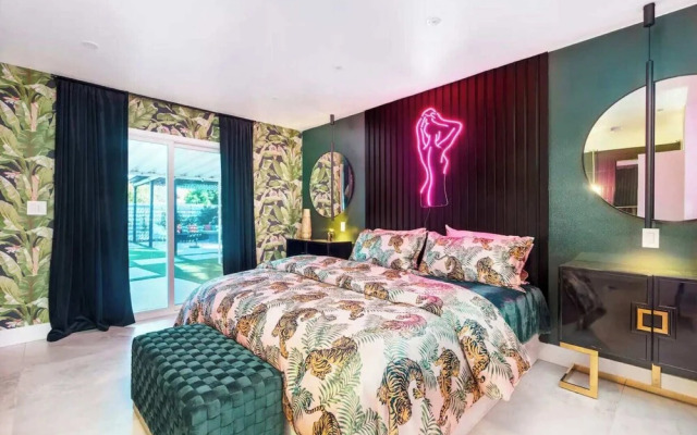 The Blush - With Pool Bars Neons, Palm Springs