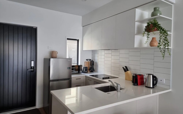 Brand New House by Botany - Parking