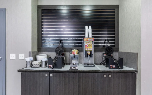 Platinum Inn & Suites Webster
