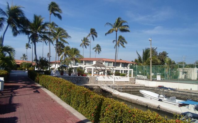 Cabo Blanco Hotel & Marina