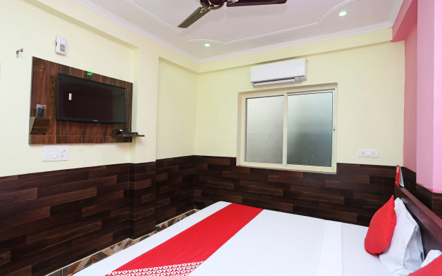 OYO 28801 Radhika Guest House