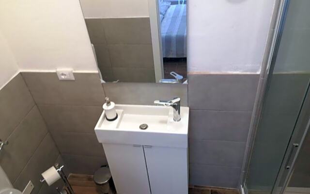 CAMERA e BAGNO PRIVATO a 3 minuti dalla Stazione