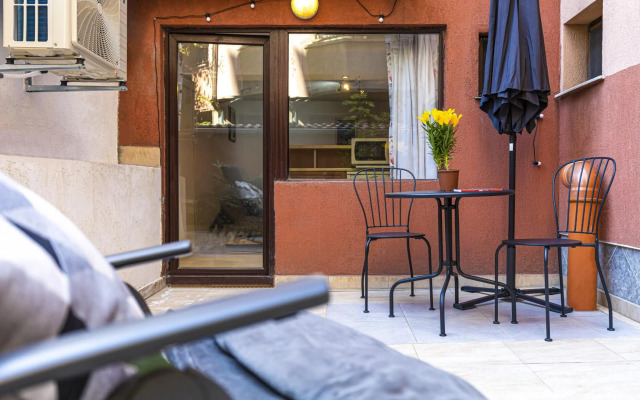 Peaceful Riverside Studio with Garage & private Patio Garden Center