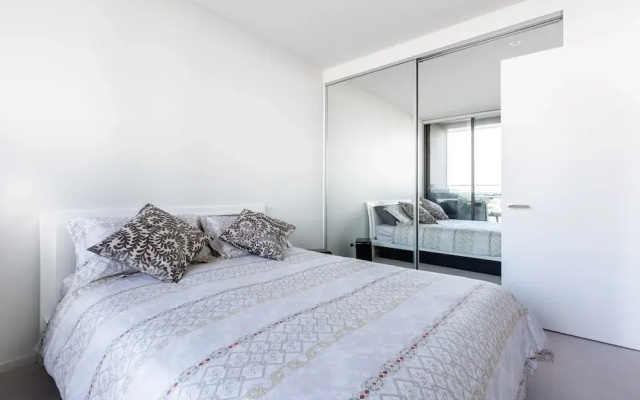 Sabrina, 2BDR Docklands Apartment