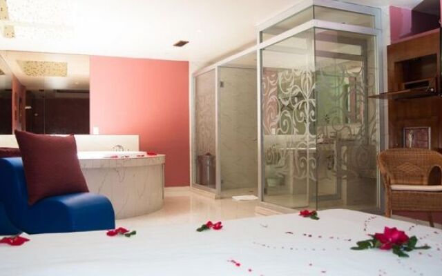 Hotel Aladdin Caracas - Couples Only