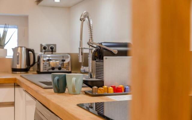 SERRENDY Stylish 2-bedroom apartment 1-minute walk to beaches