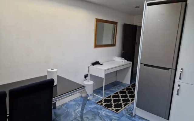 Cozy Dagenham Retreat - 2BR House