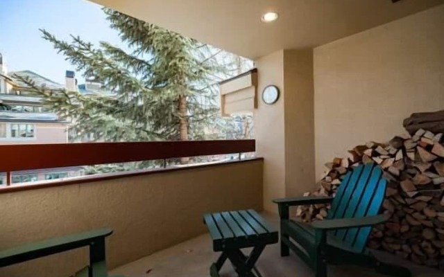 Strawberry Park Ski-in Ski-Out Condo by RedAwning