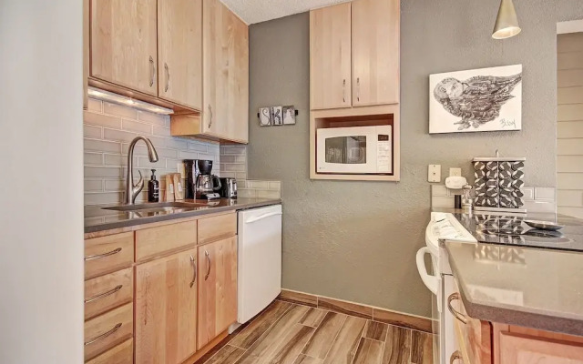 Beautiful Mountain Condo A Minute to Lift - AN210 by RedAwning