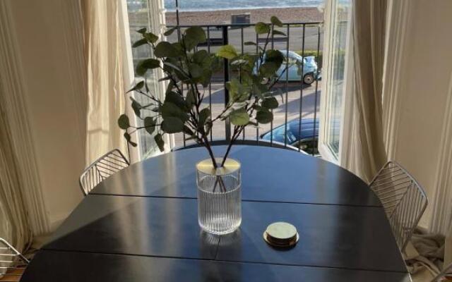 Seaview flat with balcony, spacious 2 bedroom