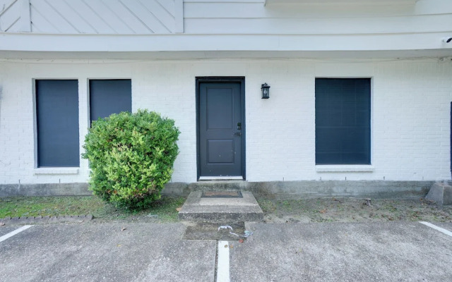 4 Mi to Iah: Suburban Houston Townhome